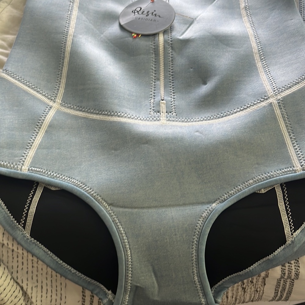 Resin Obsidian Rash Guard - Picture 9 of 9